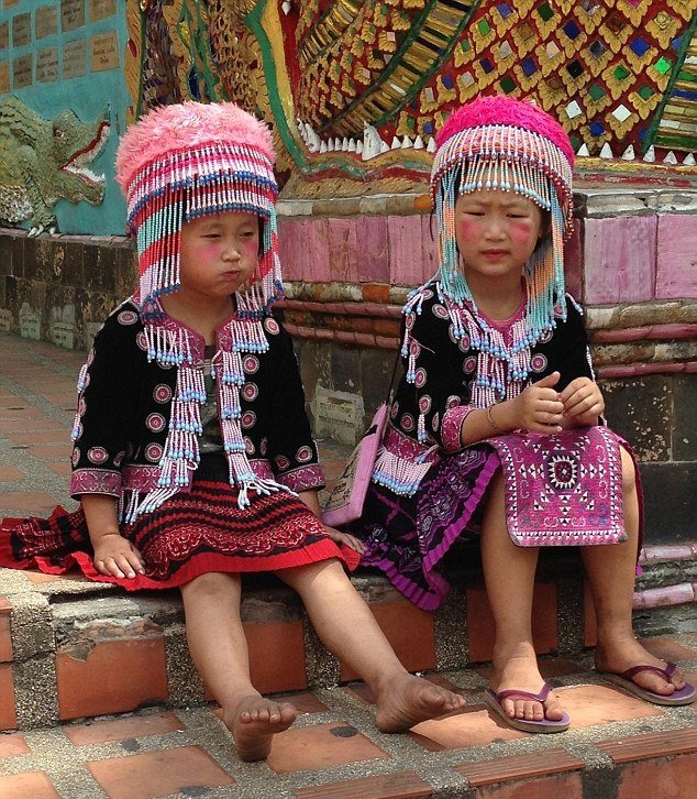 Na rozkošné holčičky u thajského chrámu dávejte dobrý pozor!