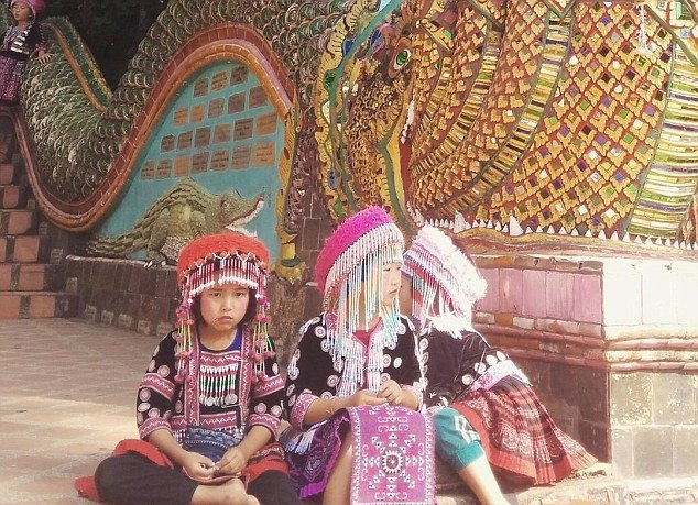Na rozkošné holčičky u thajského chrámu dávejte dobrý pozor!