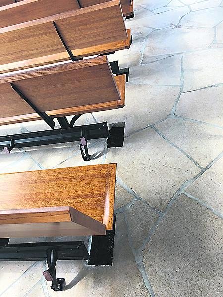 V kostele pak pramínek vody najdete pod lavicemi