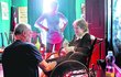 Na natáčení měla Vlasta speciálně upravené vlasy i líčení. Kromě květiny dostala i tři panáky svého oblíbeného »vizoura«. Na natáčení měla Vlasta speciálně upravené vlasy i líčení. Kromě květiny dostala i tři panáky svého oblíbeného »vizoura«.