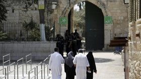 Muslimové v Jeruzalémě se na protest modlí před vstupy na Chrámovou horu