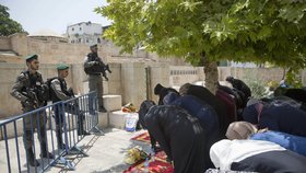 Muslimové v Jeruzalémě se na protest modlí před vstupy na Chrámovou horu