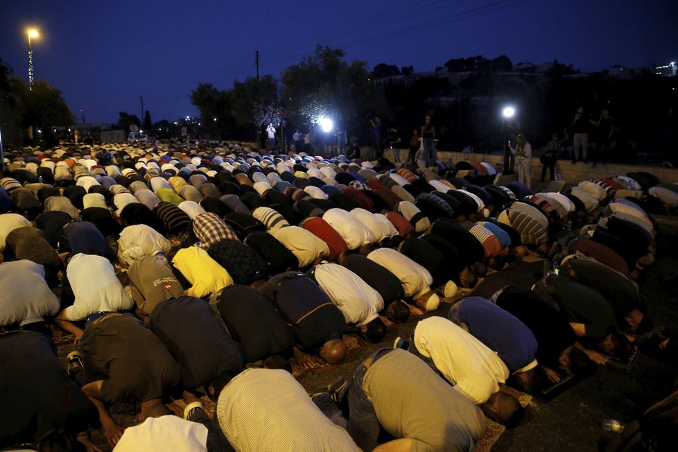 Muslimové v Jeruzalémě se na protest modlí před vstupy na Chrámovou horu.