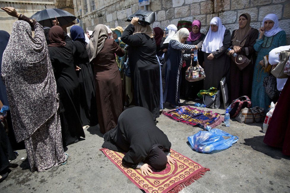 Muslimové v Jeruzalémě se na protest modlí před vstupy na Chrámovou horu.