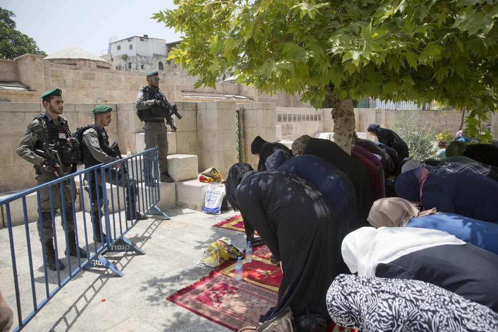 Muslimové v Jeruzalémě se na protest modlí před vstupy na Chrámovou horu.