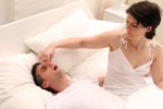 Někdo se snaží chrápajícího partnera krotit ucpaným nosem, jiný mlaskáním. Nejčastěji pomůže změna polohy při spaní.