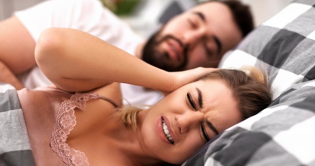 Příčinami spánkové apnoe jsou rychlý životní styl, sedavé zaměstnání, nadváha a kouření.