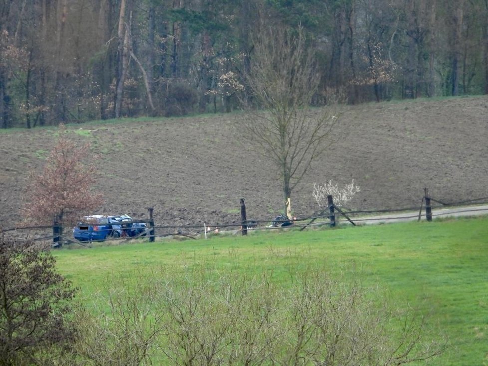 V Chrášťanech u Benešova narazilo osobní auto do stromu, spolujezdkyně nepřežila. (2. dubna 2023)
