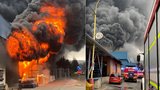 Ohromný požár v Chrastavě u Liberce: Hasiči vyhlásili nejvyšší stupeň, škoda je asi 100 milionů