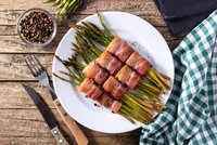 Grilovaný chřest se slaninou: Recept na delikatesu, kterou stihnete za 10 minut