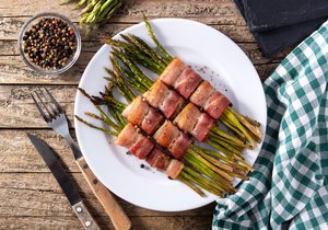 Grilovaný chřest se slaninou: Recept na delikatesu, kterou stihnete za 10 minut