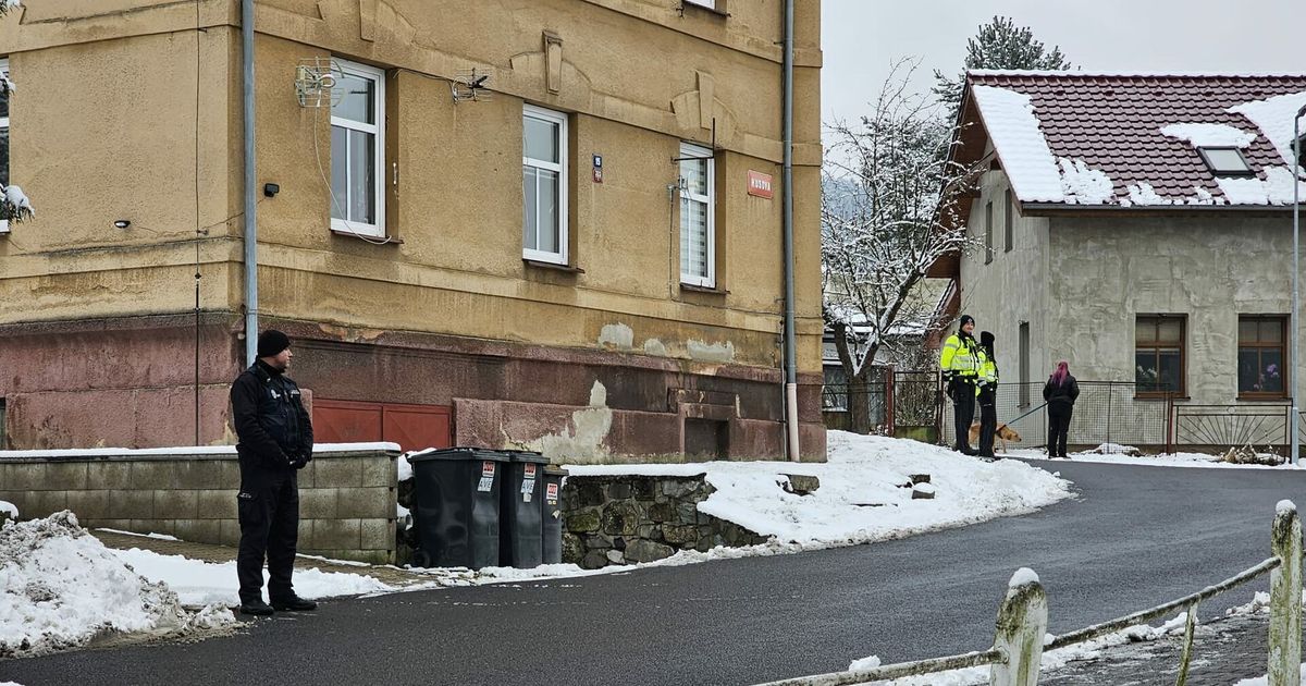 El funeral del héroe Libor, asesinado a tiros en Chřibská: la policía patrulla delante de la iglesia.