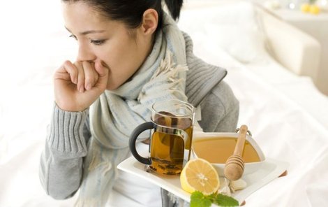 Při chřipce si dopřejte vitaminy a bylinkový čaj.