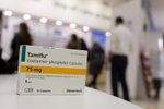 Chřipková epidemie pokračuje, pacientům, hospitalizovaným v nemocnicích s obtížemi, je dávkován lék Tamiflu. Stejně jako lidem v USA