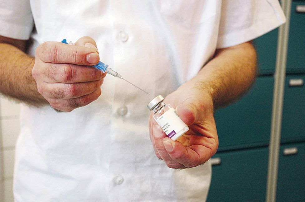 „Běžně se doporučuje podstoupit očkování včas před příchodem epidemie, lepší je však i pozdní vakcinace než žádná,“ tvrdí docent Maďar.