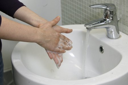 Důkladně si myjte ruce.