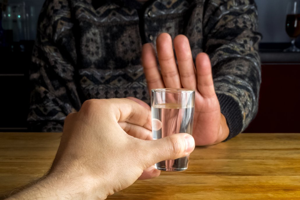 Pořád si ještě myslíte, že nejlépe se s chřipkou a virózou bojuje u barového pultu? Že viry se nejlépe zničí panákem vodky? Zabijete jen viry v krku, nakonec ale organismus dostanete do stavu převeliké únavy a dehydratace. S tou se těžko bojuje. V boji s chřipkou/virózou potřebujete být především v klidu – dodržujte pitný režim, ale bez alkoholu. Ten by vás uvedl do stavu opilosti mnohem dříve, než kdybyste byli zdraví. Navíc, kocovina spojená s chřipkou je téměř k nepřežití!