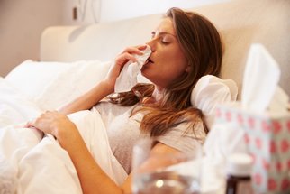 Když vás přepadne chřipka: Poznáte příznaky a víte, jak s ní zatočit? 