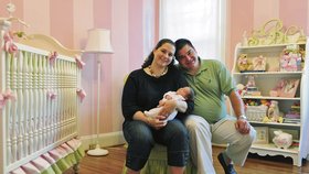 Chris s manželkou Melodíí a dcerkou Stellou v dubnu 2009. Zkušení lékaři jim díky moderní medicíně pomohli splnit sen - mít i přes Chrisovu dávnou nemoc vlastní děti.