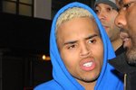 Chris Brown byl zatčen za napadení.
