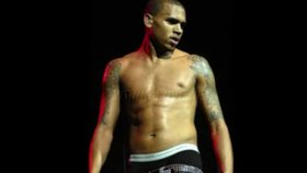 Chrise Browna můžeme identifikovat podle tetování na ramenou
