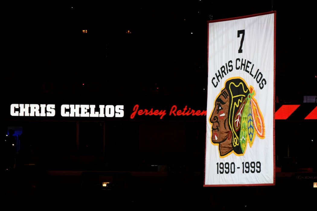 Jen týden po Jaromíru Jágrovi se velké poctě v podobě vyvěšení dresu pod strop haly dostalo i Chrisu Cheliosovi v Chicagu