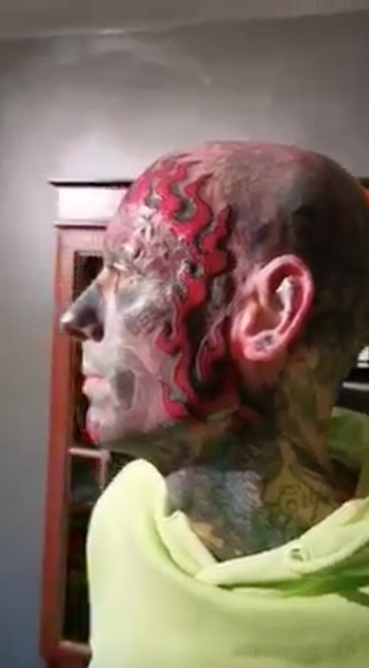 Otec dvou dětí Chris Dalzell (36) je potetovaný od hlavy k patě. Za tetování vypláznul už přes milion.