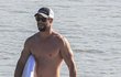 Australský herec Chris Hemsworth a jeho žena Elsa Pataky strávili březnové sobotní odpoledne se svými dvěma syny na pláži Byron Bay 