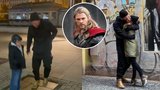 Božský Thor Chris Hemsworth řádí po celém Česku: Trdlo a líbačka v Praze i zvonkohra ve Varech!