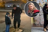 Božský Thor Chris Hemsworth řádí po celém Česku: Trdlo a líbačka v Praze i zvonkohra ve Varech!