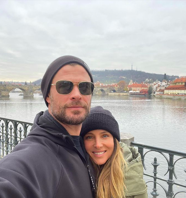 Christ Hemsworth s manželkou v Ćesku
