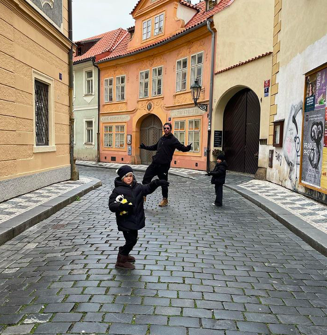 Christ Hemsworth s rodinou v Česku: Praha
