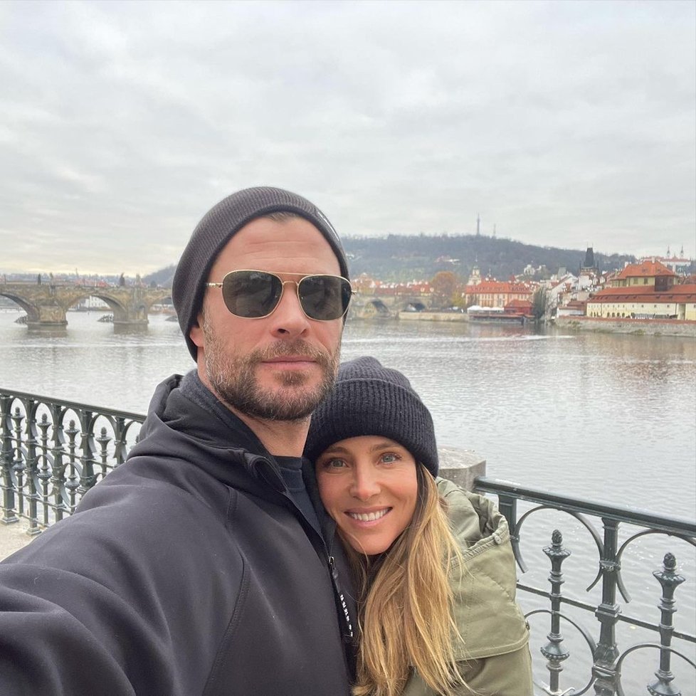 Chris Hemsworth a Elsa Pataky mají v Praze romantiku.