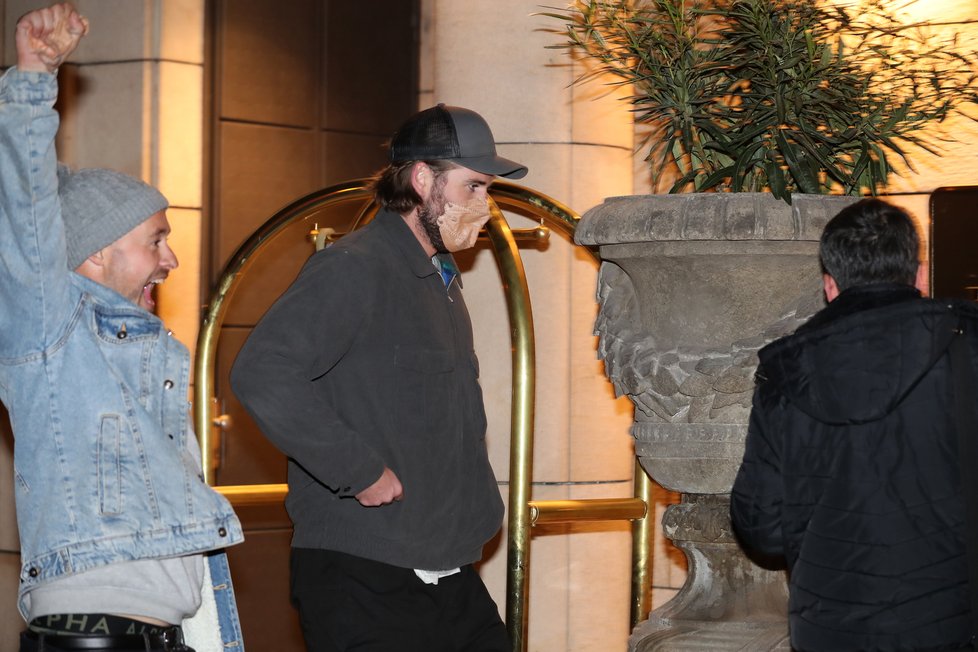 Chris a Liam Hemsworthovi v Praze
