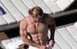 Chris Hemsworth u bazénu předvedl dokonale vypracované tělo