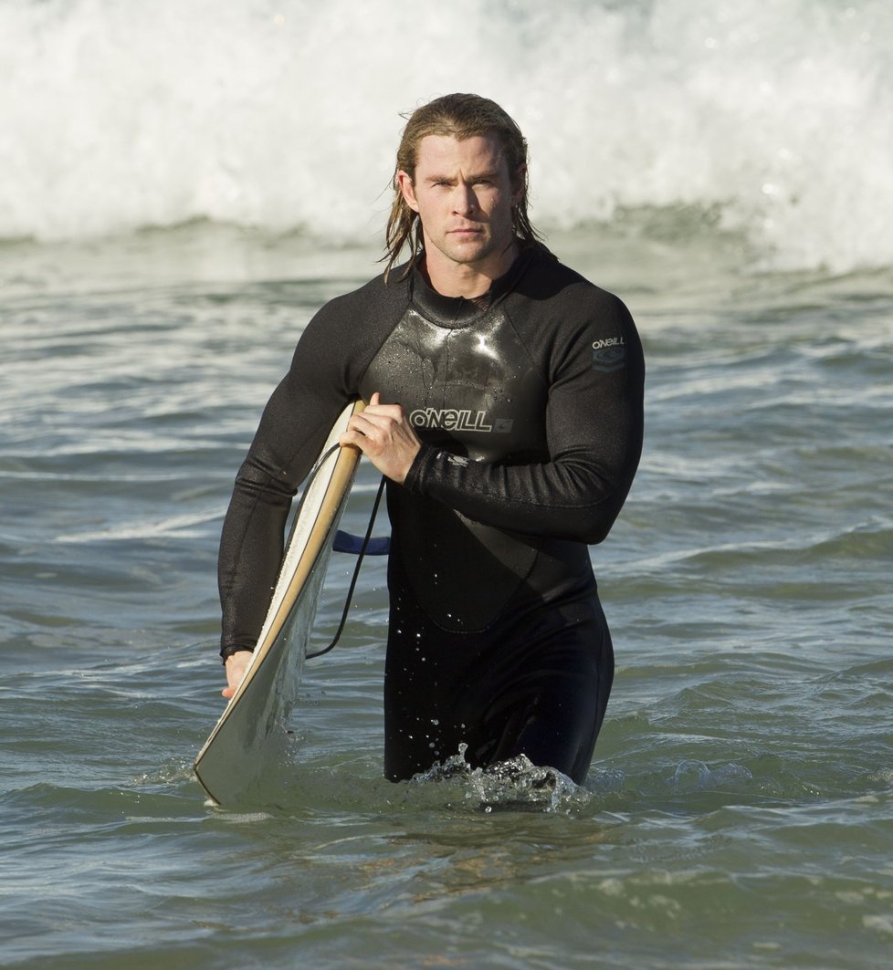 Chris Hemsworth u bazénu předvedl dokonale vypracované tělo