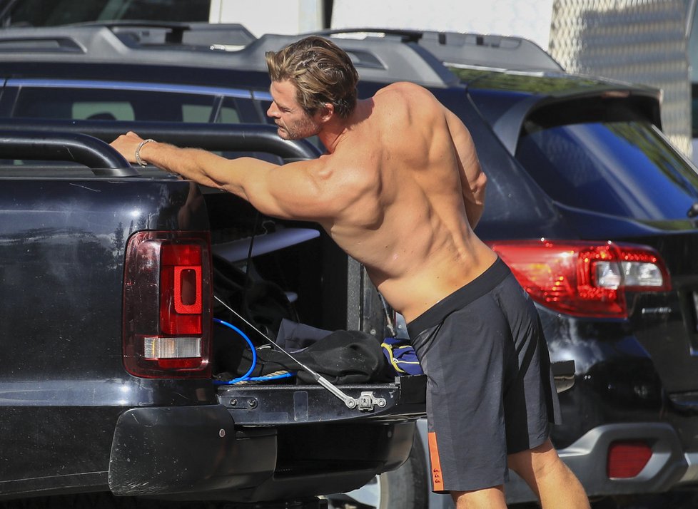 Chris Hemsworth vyrazil na surf.