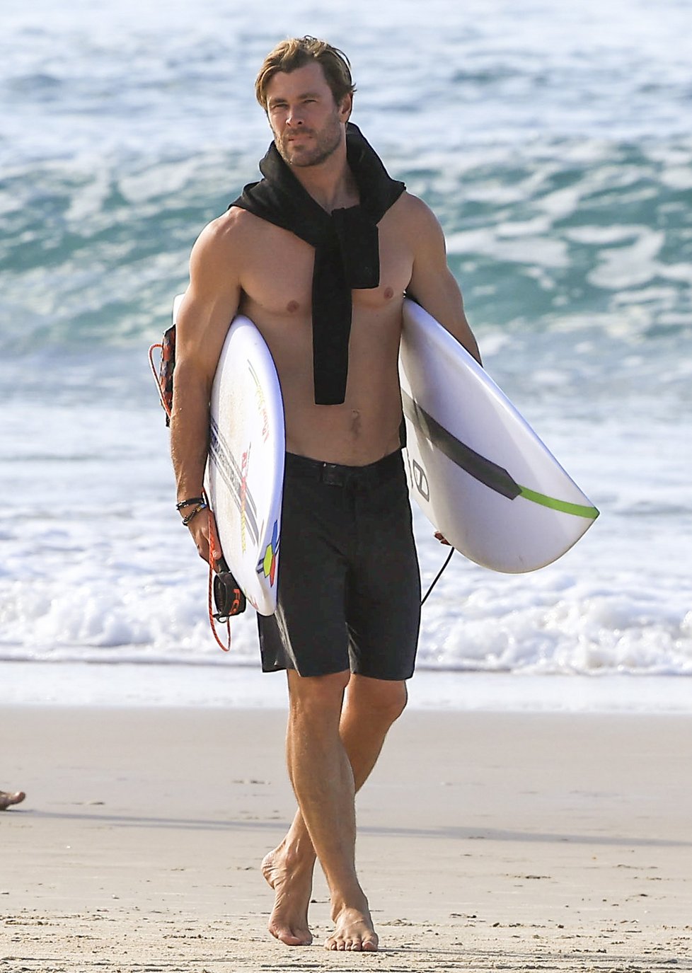 Chris Hemsworth vyrazil na surf.