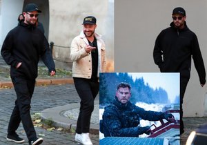 Hemsworth s kumpány na procházce poblíž Karlova mostu.