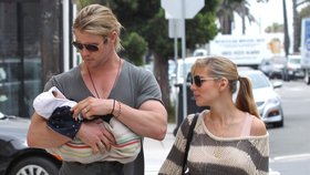 I hollywoodský drsňák Thor roztaje s miminkem v náručí!