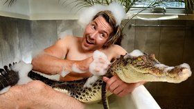 Australský zoolog si místo pískací kachničky bere do vany živého krokodýla.