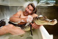 Tohle je na hraně: Zoolog má krokodýla ve vaně!