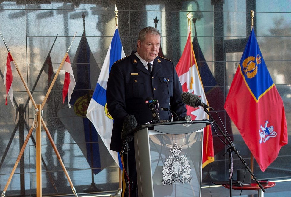 Kanadský policejní náčelník Chris Leather na tiskové konferenci. (20. 4. 2020)