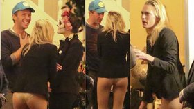 Chris Martin se z rozchodu s Jennifer Lawrence léčil na halloweenské party ve společnosti polonahé herečky Sary Foster