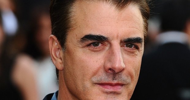 Herec Chris Noth známý jako Pan Božský ze seriálu Sex ve městě si myslí, že kritici pokračování v podobě druhého filmu totálně pohřbili!