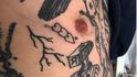 Tatér Chris Woodhead se každý den v karanténě odmění jedním tetováním