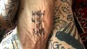 Tatér Chris Woodhead se každý den v karanténě odmění jedním tetováním