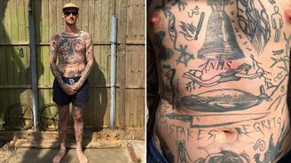 Brit se každý den v karanténě odmění jedním tetování. Dochází mu místo na kůži