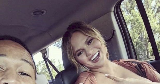 Chrissy Teigen, její manžel John Legend a odsávačka mléka v hlavní roli