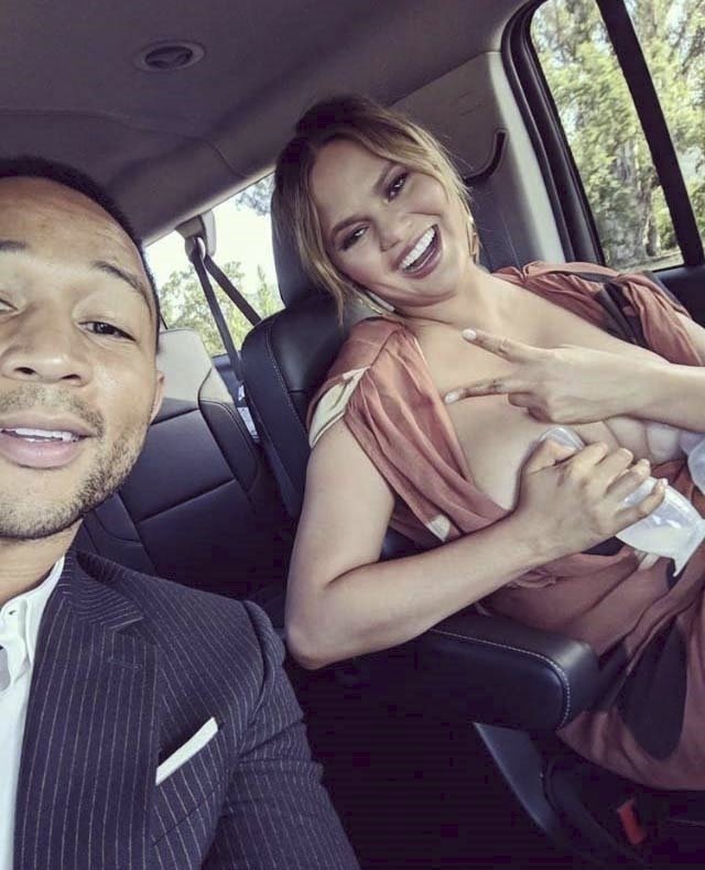 Chrissy Teigen, její manžel John Legend a odsávačka mléka v hlavní roli